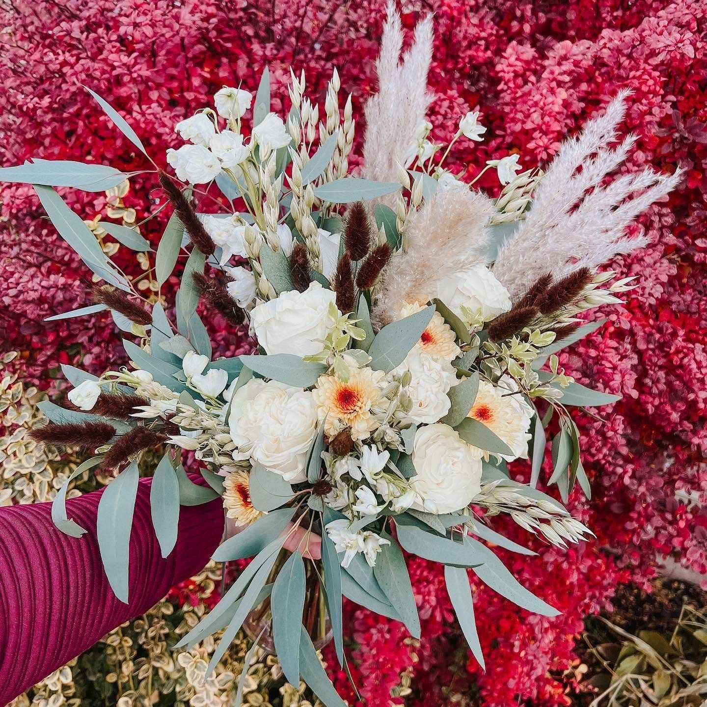 Boho bridal bouquet with pampas, white blooms and eucalyptus